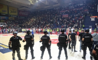 Skandalingas finišas: dėl chuliganų veiksmų "Partizan" traukiasi iš Serbijos čempionato atkrintamųjų